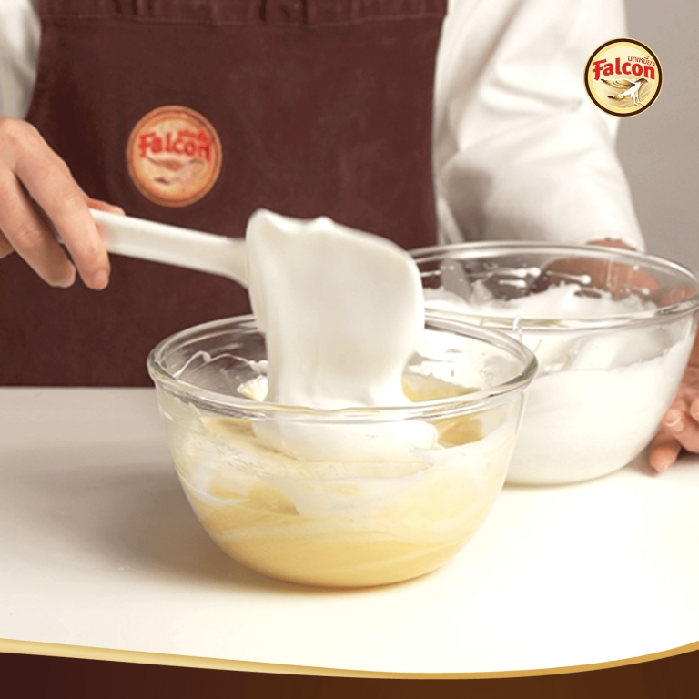 ขั้นตอนการทำเค้กชิฟฟ่อนครีมสตรอว์เบอร์รี จากผลิตภัณฑ์ ตรานกเหยี่ยว ฟอลคอน