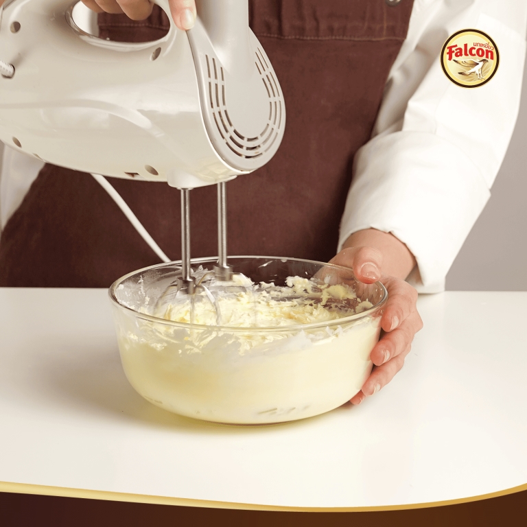 ขั้นตอนการทำเค้กชิฟฟ่อนครีมสตรอว์เบอร์รี จากผลิตภัณฑ์ ตรานกเหยี่ยว ฟอลคอน