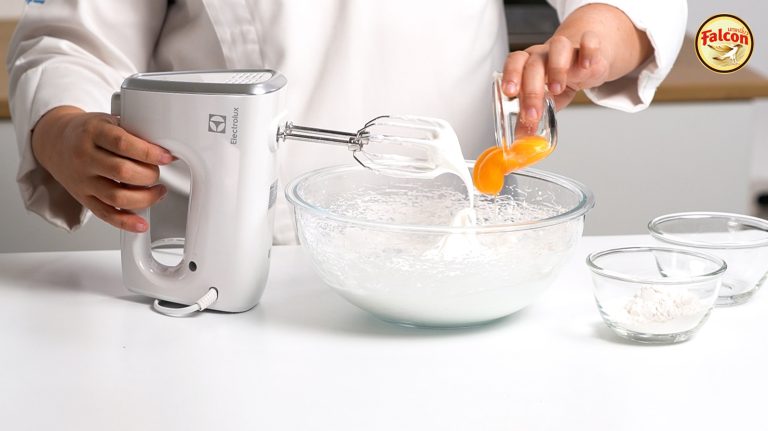 ขั้นตอนการทำสูตรโรลเค้กมะยงชิด จากผลิตภัณฑ์นมข้นจืด ตรานกเหยี่ยว ฟอลคอน