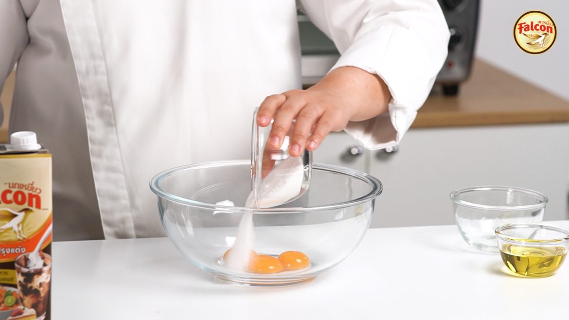 ขั้นตอนการทำแป้งเค้กชิฟฟ่อนช็อกโกแลตครันชี่ จากผลิตภันฑ์นมข้นจืด ตรานกเหยี่ยว ฟอลคอน