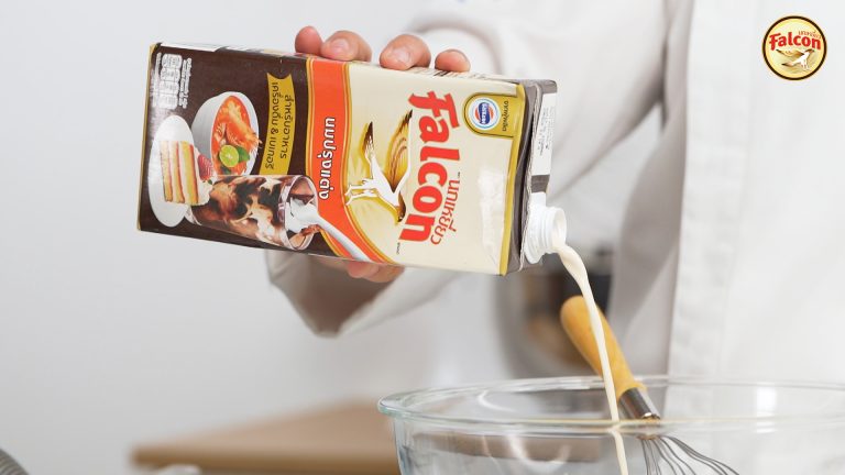 ขั้นตอนการทำแป้งเค้กชิฟฟ่อนช็อกโกแลตครันชี่ จากผลิตภันฑ์นมข้นจืด ตรานกเหยี่ยว ฟอลคอน