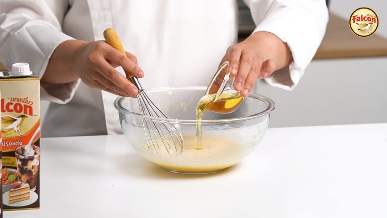 ขั้นตอนการทำแป้งเค้กชิฟฟ่อนช็อกโกแลตครันชี่ จากผลิตภันฑ์นมข้นจืด ตรานกเหยี่ยว ฟอลคอน