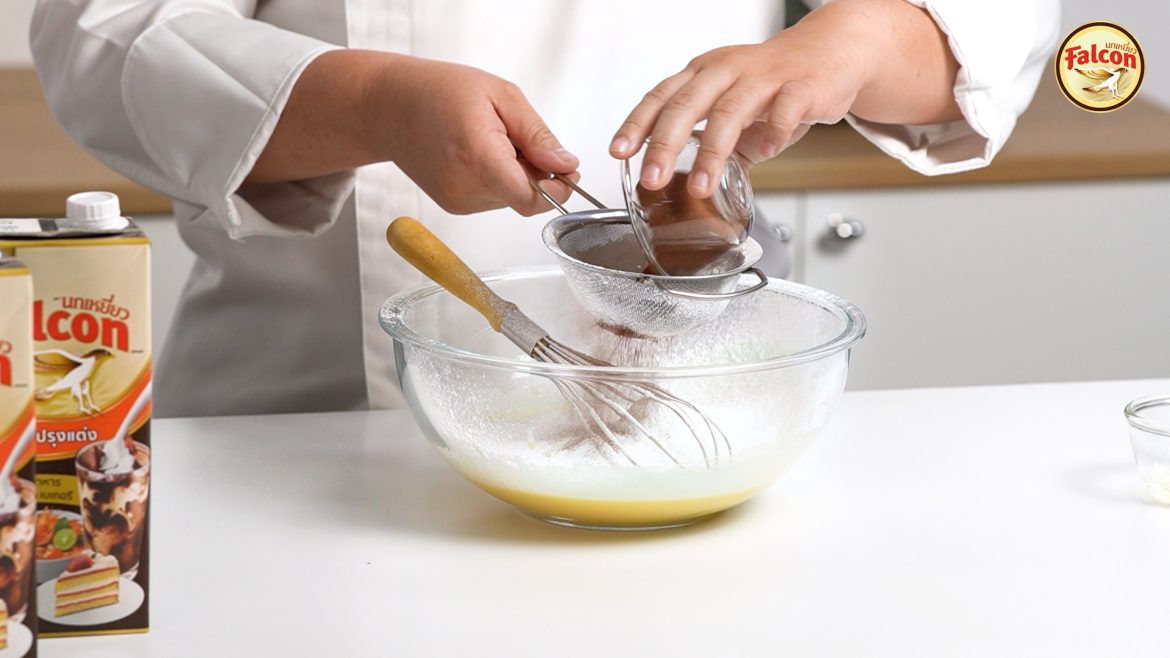 ขั้นตอนการทำแป้งเค้กชิฟฟ่อนช็อกโกแลตครันชี่ จากผลิตภันฑ์นมข้นจืด ตรานกเหยี่ยว ฟอลคอน