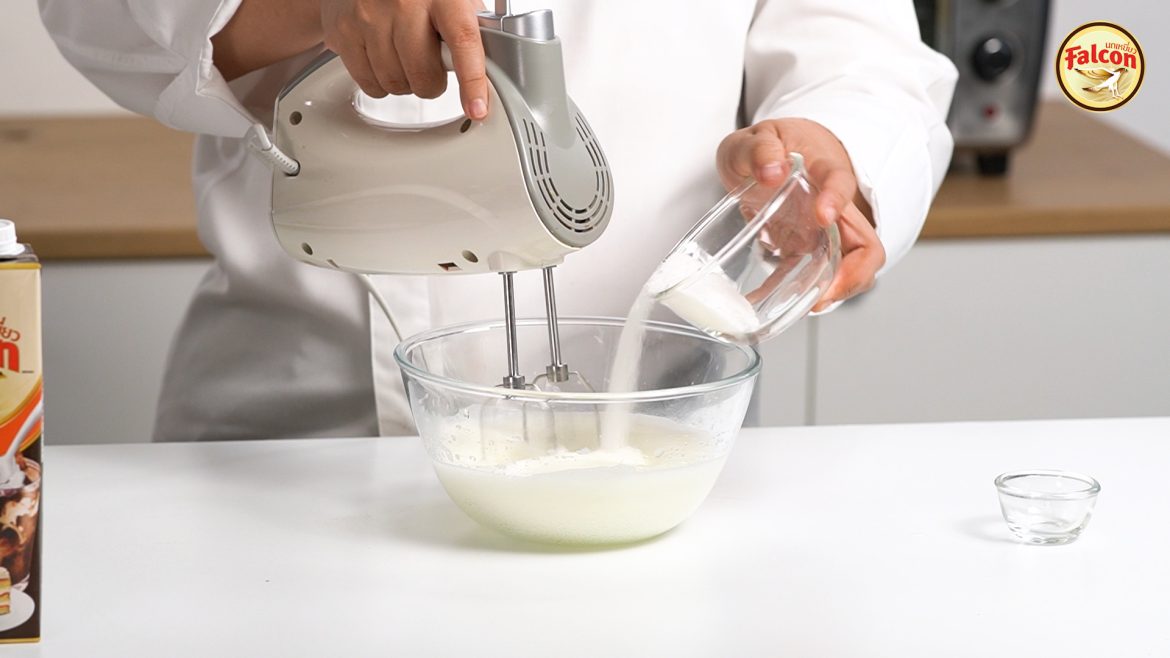 ขั้นตอนการทำแป้งเค้กชิฟฟ่อนช็อกโกแลตครันชี่ จากผลิตภันฑ์นมข้นจืด ตรานกเหยี่ยว ฟอลคอน