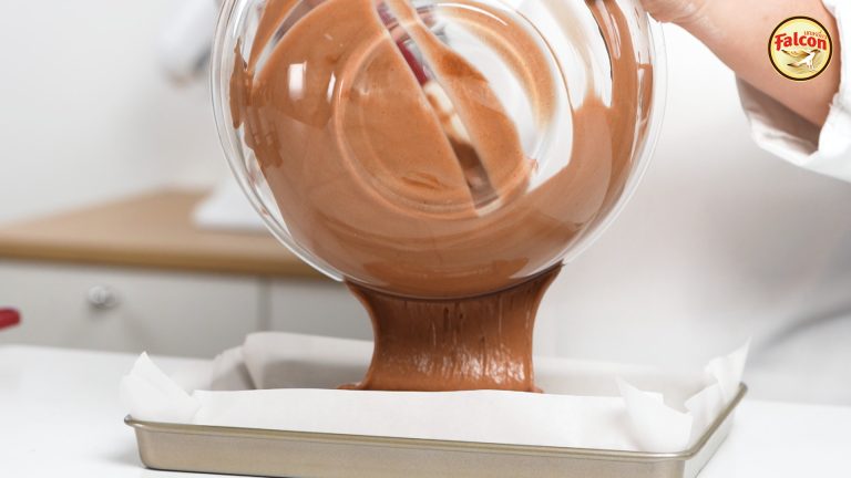 ขั้นตอนการทำแป้งเค้กชิฟฟ่อนช็อกโกแลตครันชี่ จากผลิตภันฑ์นมข้นจืด ตรานกเหยี่ยว ฟอลคอน