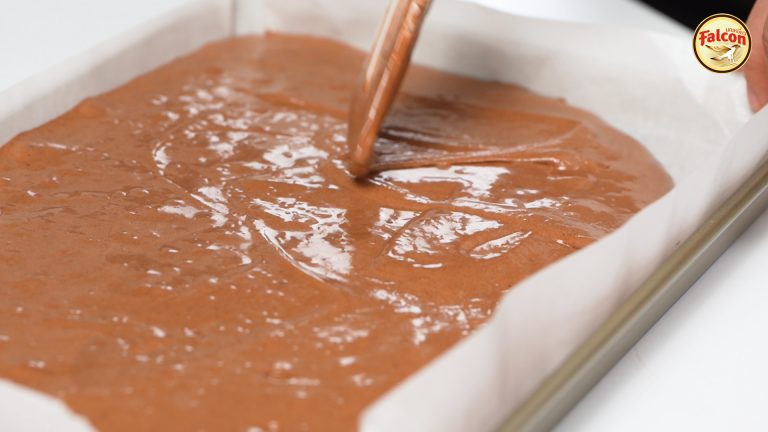 ขั้นตอนการทำแป้งเค้กชิฟฟ่อนช็อกโกแลตครันชี่ จากผลิตภันฑ์นมข้นจืด ตรานกเหยี่ยว ฟอลคอน