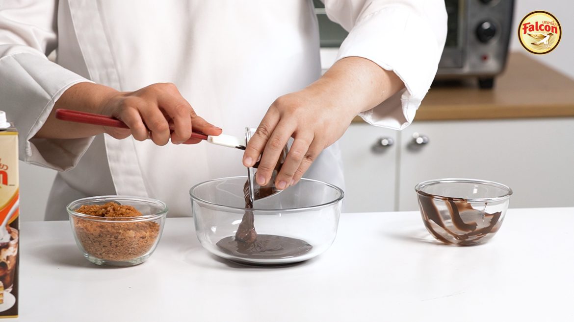ขั้นตอนการทำซอสช็อกโกแลต จากผลิตภันฑ์นมข้นจืด ตรานกเหยี่ยว ฟอลคอน