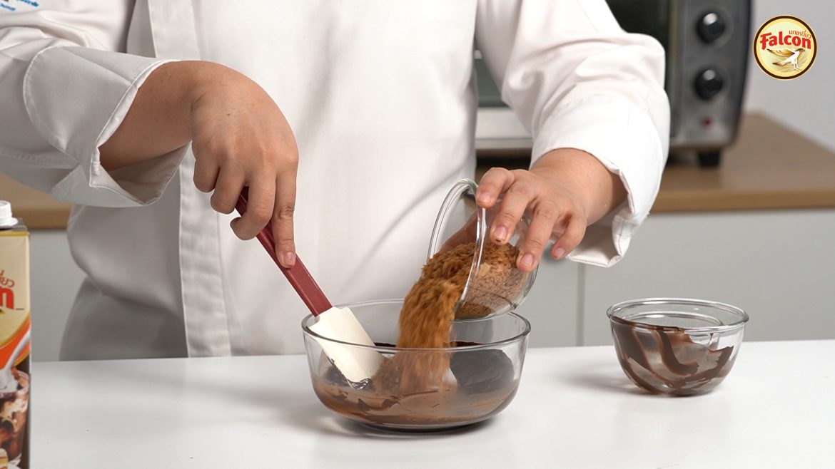 ขั้นตอนการทำซอสช็อกโกแลต จากผลิตภันฑ์นมข้นจืด ตรานกเหยี่ยว ฟอลคอน
